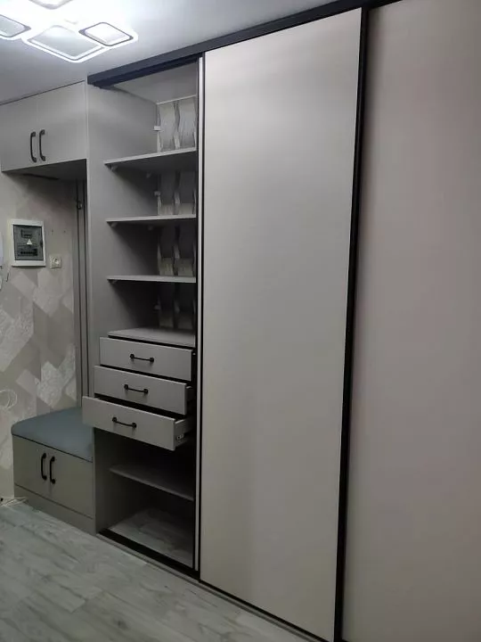 Шкаф-купе в прихожую с мягкой зоной